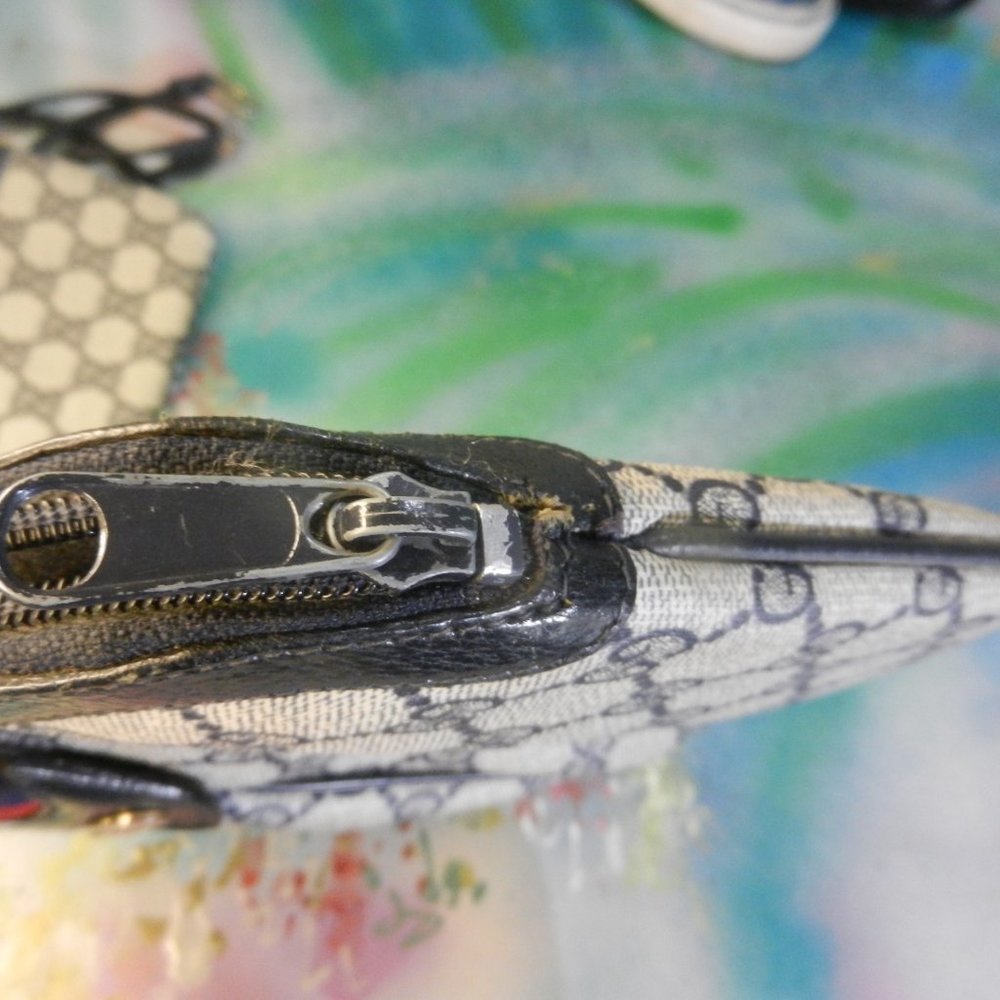 Gucci VTG collectible crossbody purse cream navy logo canvas curved shoulder bag - Picture 9 of 16